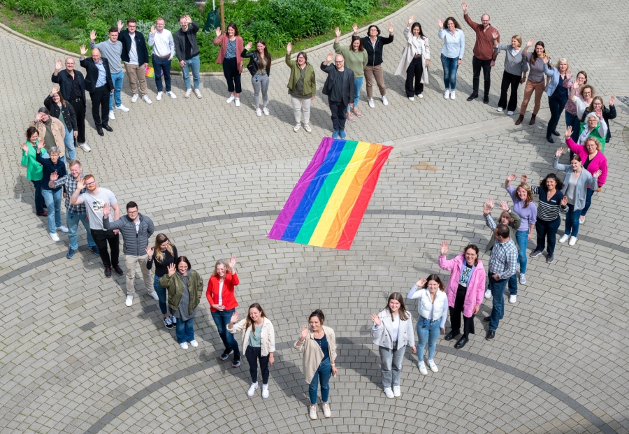 Die Kreisverwaltung ist bunt und zeigt Flagge: Auch die Mitarbeitenden setzen sich gemeinsam mit Landrat Christoph Rüther (oben links) für Vielfalt und Toleranz ein.  © Kreis Paderborn